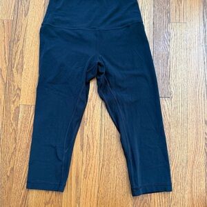 Lululemon Cropped Black Leggings, size 8. Excellent condition.